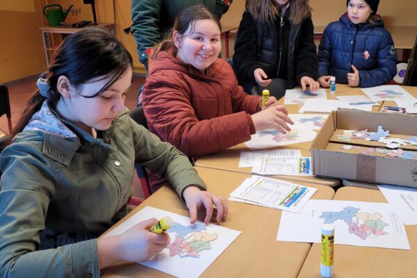 Bastelspaß im Sozialkunderaum