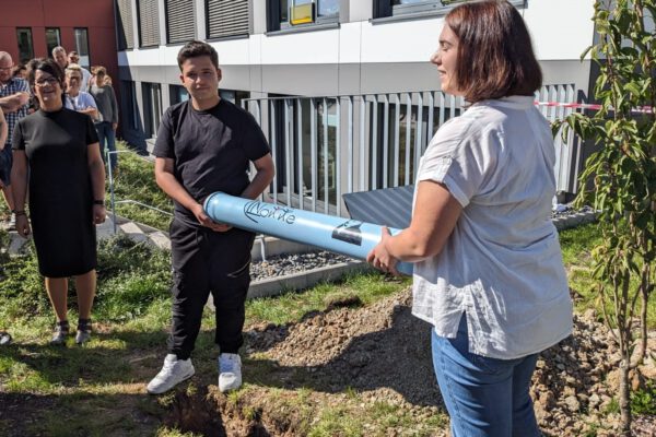 Die Schülersprecher Sophia Kienel und Emiljano Derstila mit der Zeitkapsel