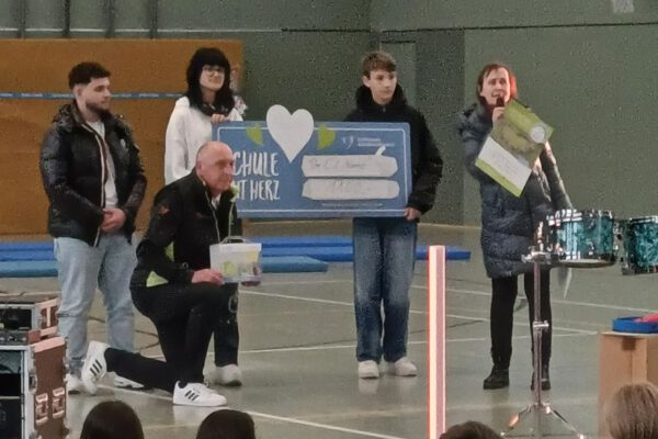 Scheckübergabe durch Schülersprecher und stellvertretende Schulleiterin
