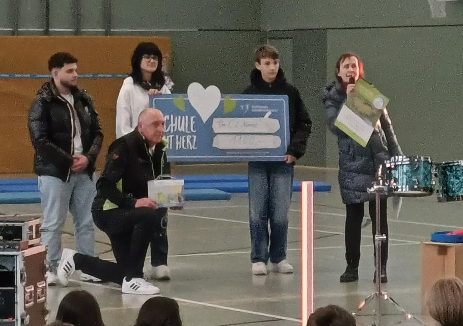 Scheckübergabe durch Schülersprecher und stellvertretende Schulleiterin